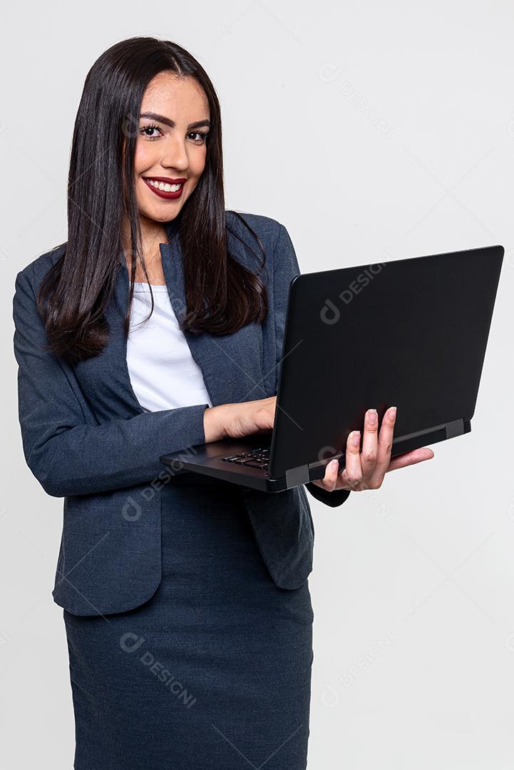 Mulher executiva elegante sorrindo segurando um caderno e isolado