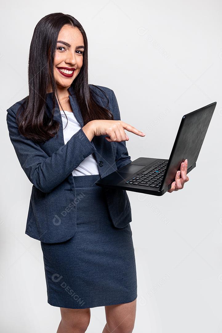 Mulher executiva elegante sorrindo segurando um caderno e isolado