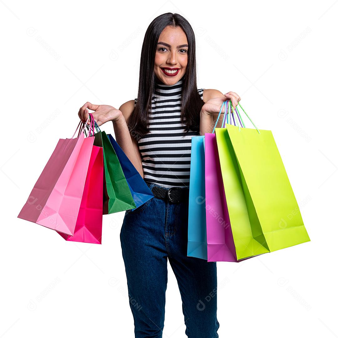 Mulher sorridente segurando sacolas de compras, isolada em um fundo branco