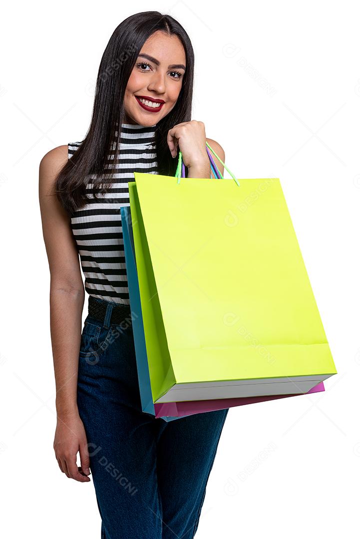Mulher sorridente segurando sacolas de compras, isolada em um fundo branco