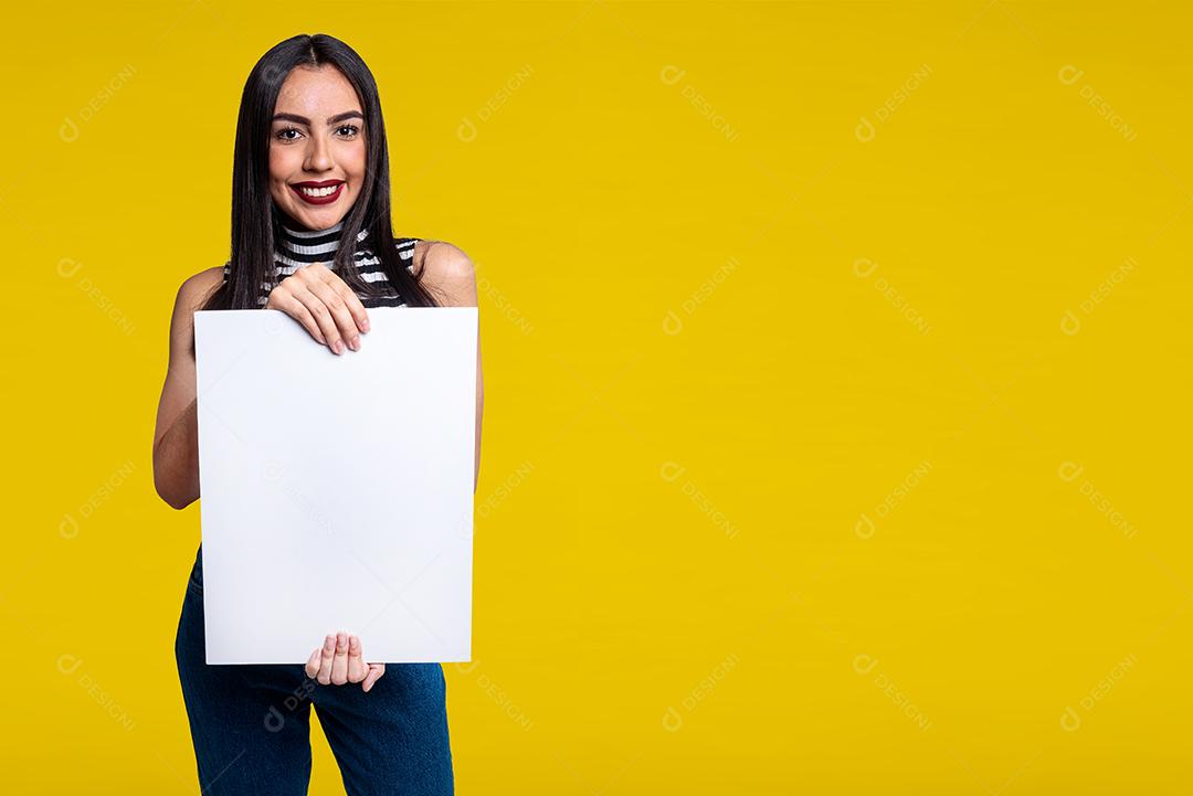 Mulher segurando placa branca, isolada em fundo amarelo