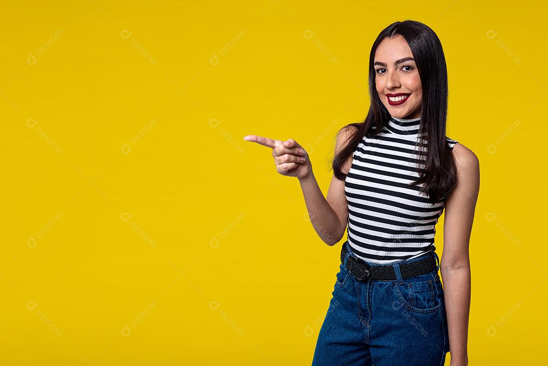 Mulher sorridente, isolada em fundo amarelo com espaço para texto