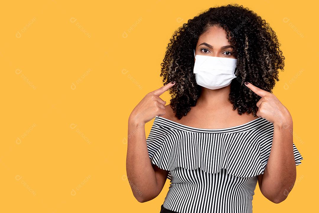 Retrato ao ar livre de uma jovem negra com proteção médica