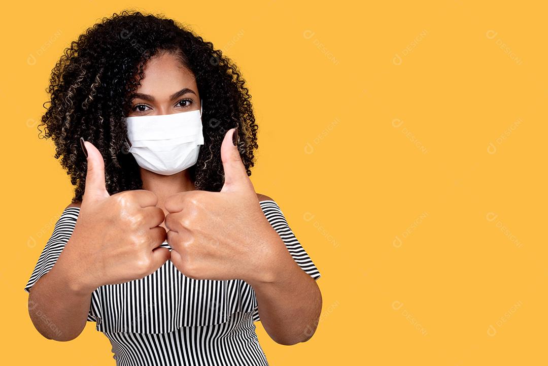 Retrato ao ar livre de uma jovem negra com proteção médica