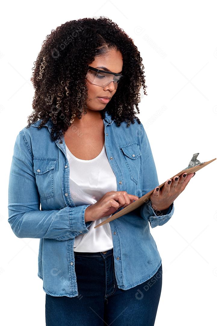 Mulher negra brasileira alegre e sorridente isolada em branco