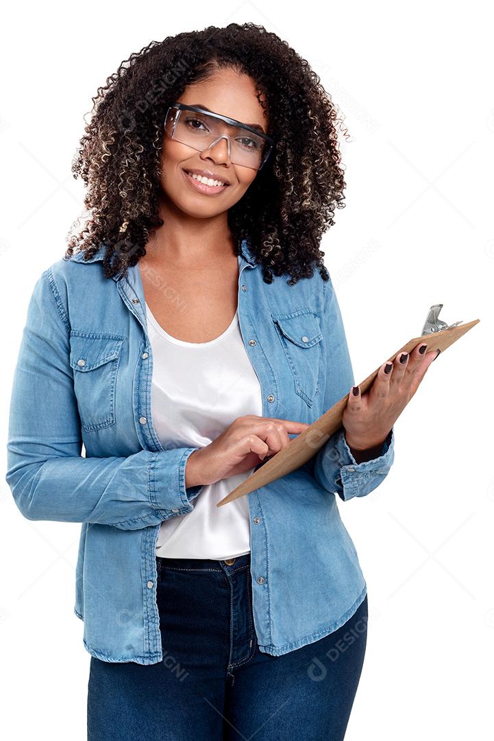 Mulher negra brasileira alegre e sorridente isolada em branco