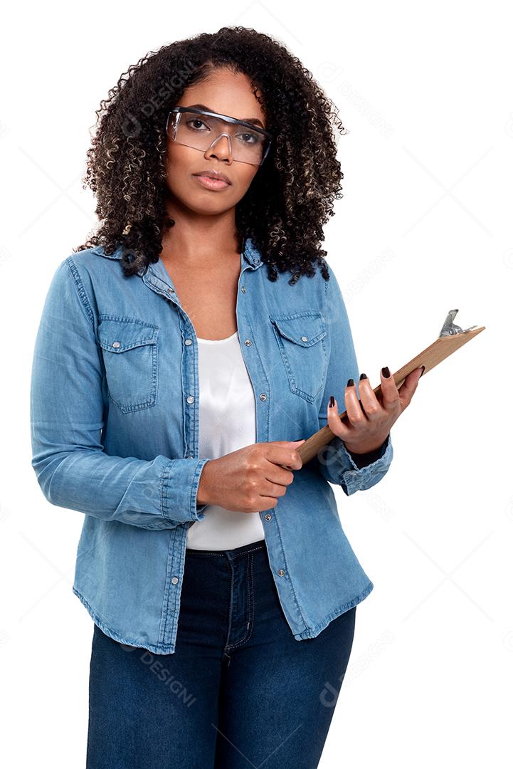 Mulher negra brasileira alegre e sorridente isolada em branco