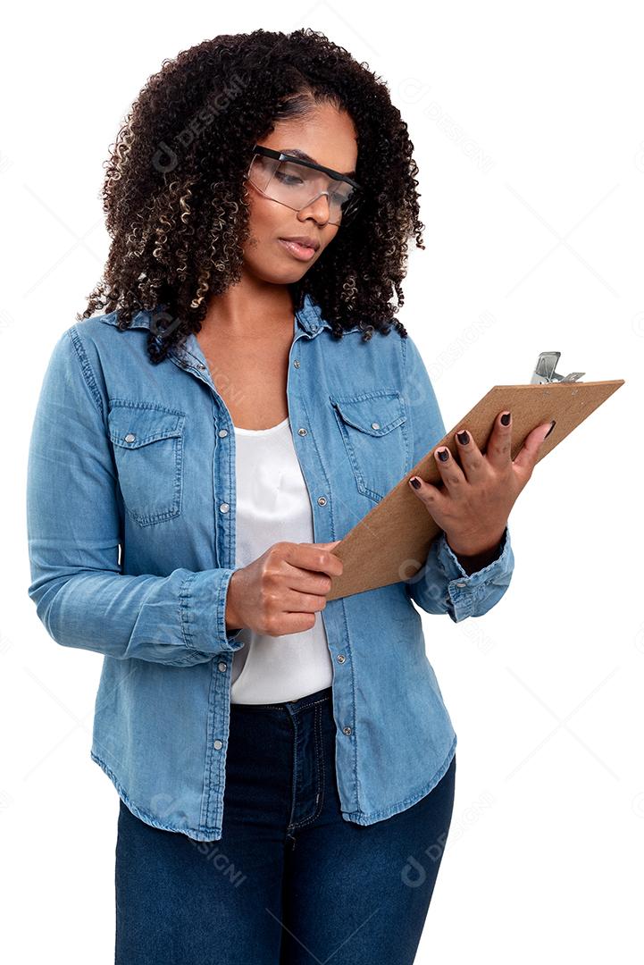Mulher negra brasileira alegre e sorridente isolada em branco