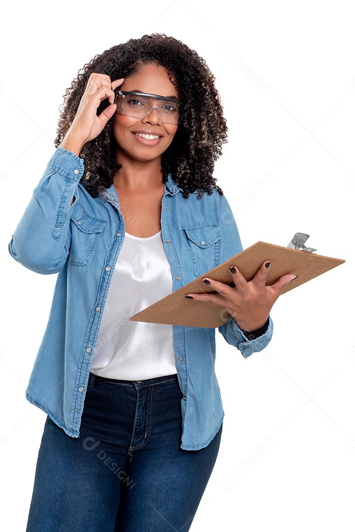 Mulher negra brasileira alegre e sorridente isolada em branco