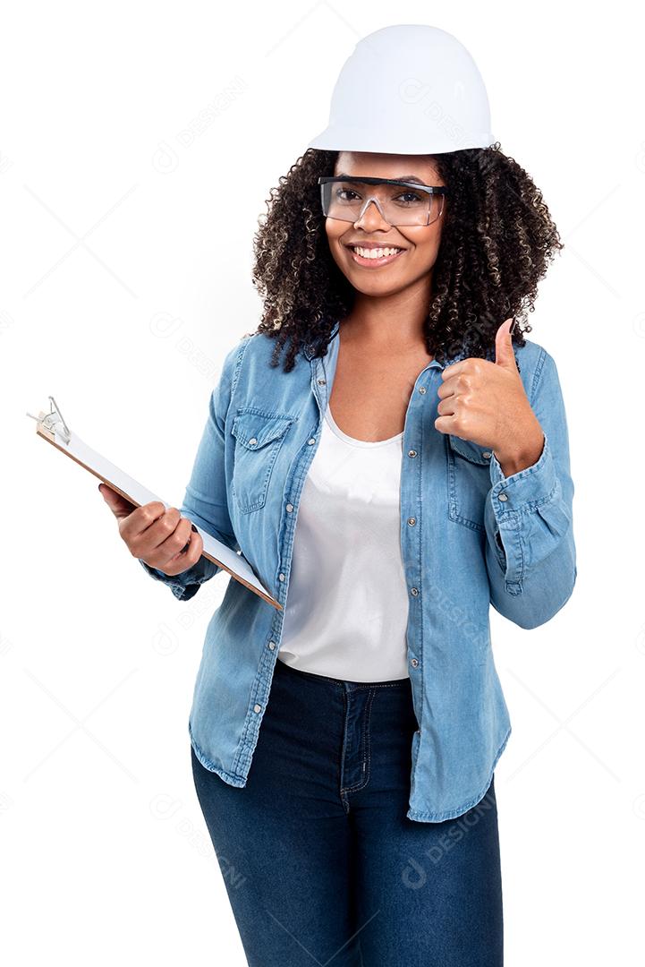 Mulher negra brasileira alegre e sorridente isolada em branco