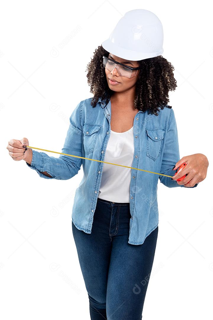 Mulher negra brasileira alegre e sorridente isolada em branco