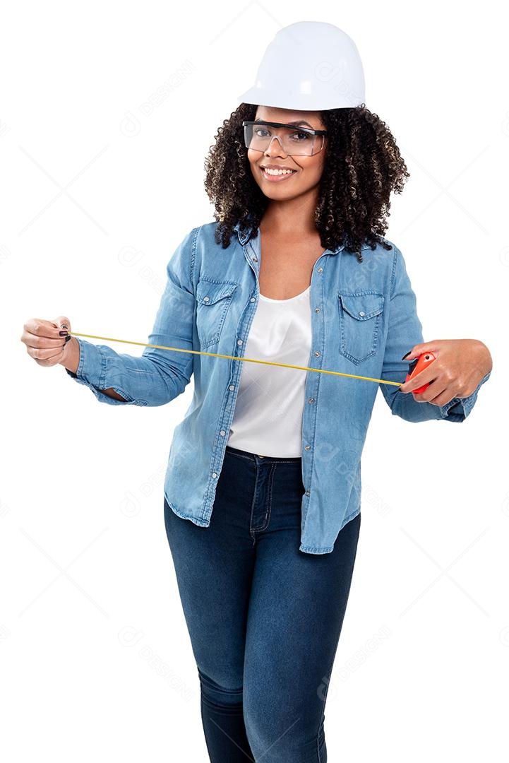 Mulher negra brasileira alegre e sorridente isolada em branco