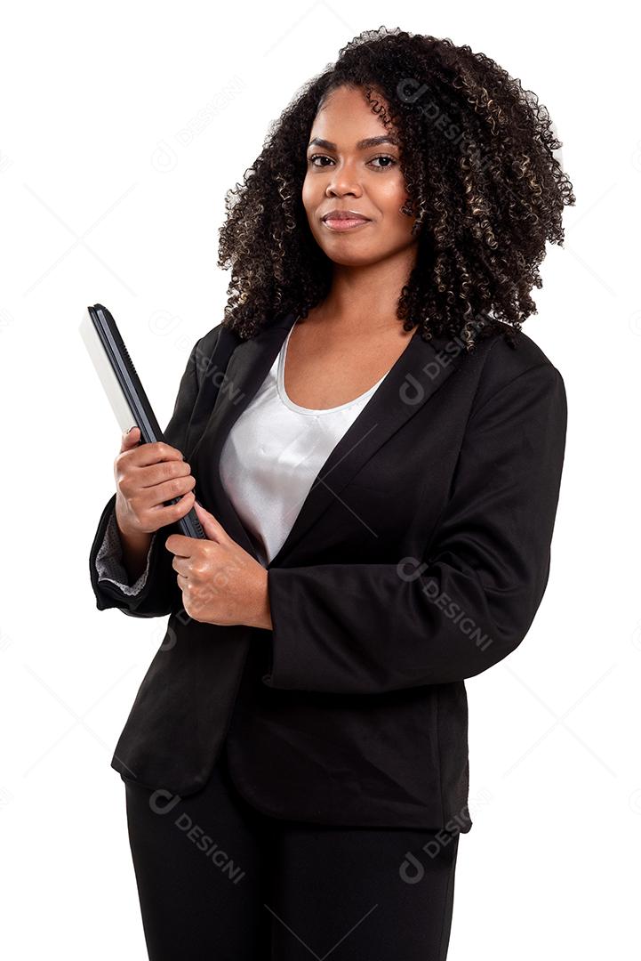 Alegre e sorridente executiva negra mulher brasileira isolada de fundo branco, trabalhando com um caderno.