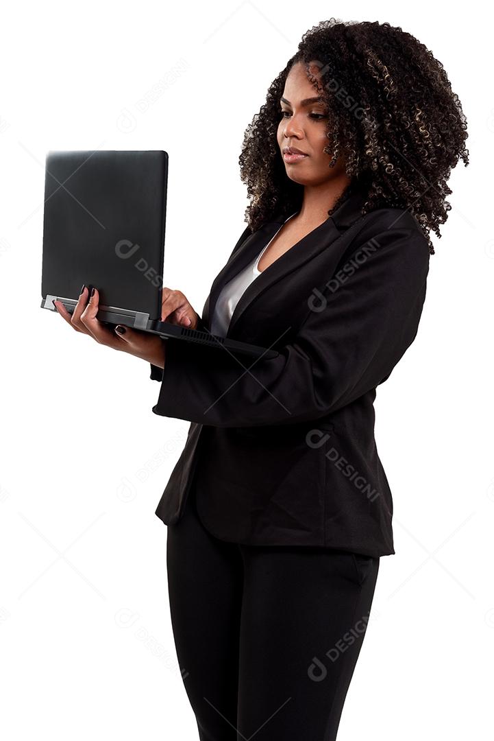 Alegre e sorridente executiva negra brasileira isolada