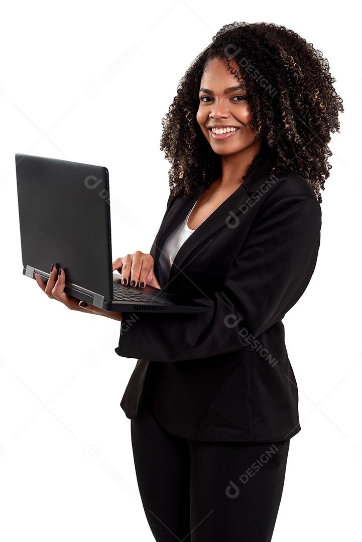 Alegre e sorridente executiva negra brasileira isolada