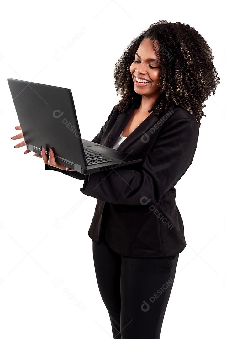 Alegre e sorridente executiva negra mulher brasileira isolada