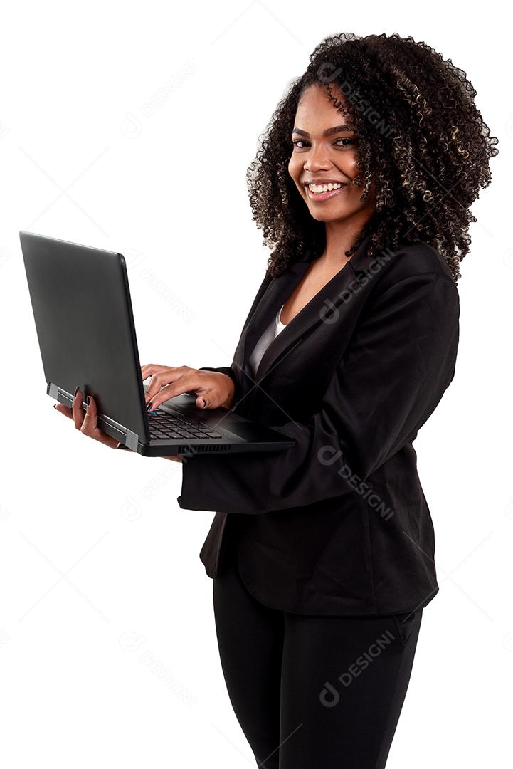 Alegre e sorridente executiva negra mulher brasileira isolada