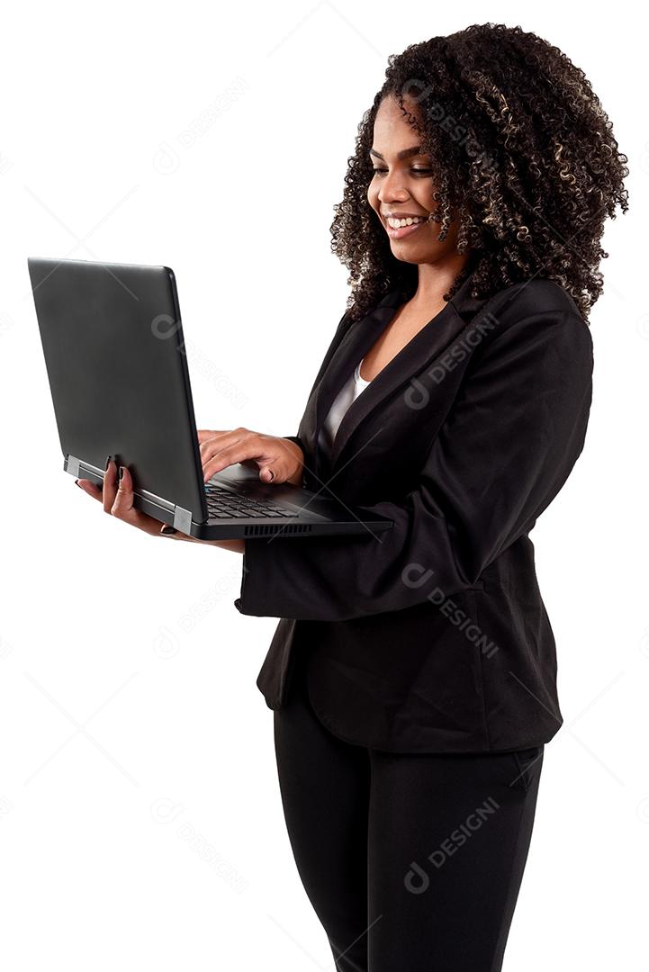 Alegre e sorridente executiva negra mulher brasileira isolada de fundo branco, trabalhando com um caderno.