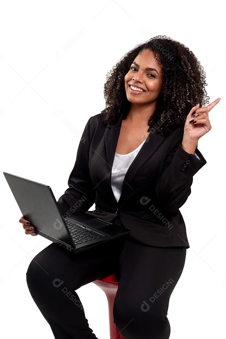 Alegre e sorridente executiva negra mulher brasileira isolada