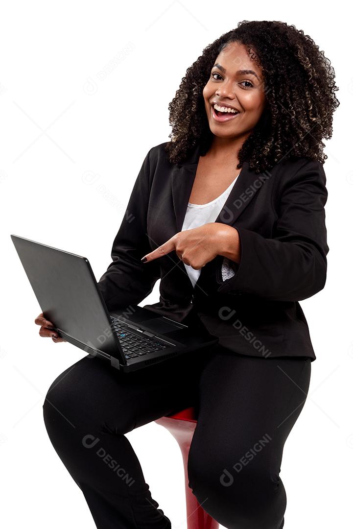 Alegre e sorridente executiva negra mulher brasileira isolada