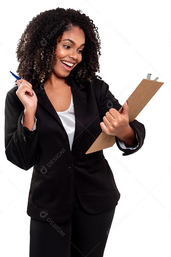 Alegre e sorridente executiva negra mulher brasileira isolada