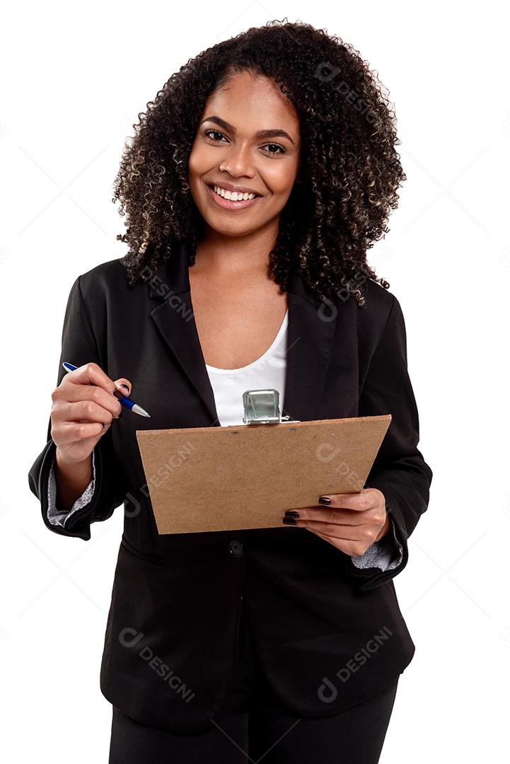 Alegre e sorridente executiva negra mulher brasileira isolada