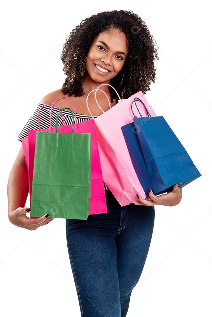 Fotografia de estúdio de jovem elegante sorrindo com sacolas de compras contra fundo branco