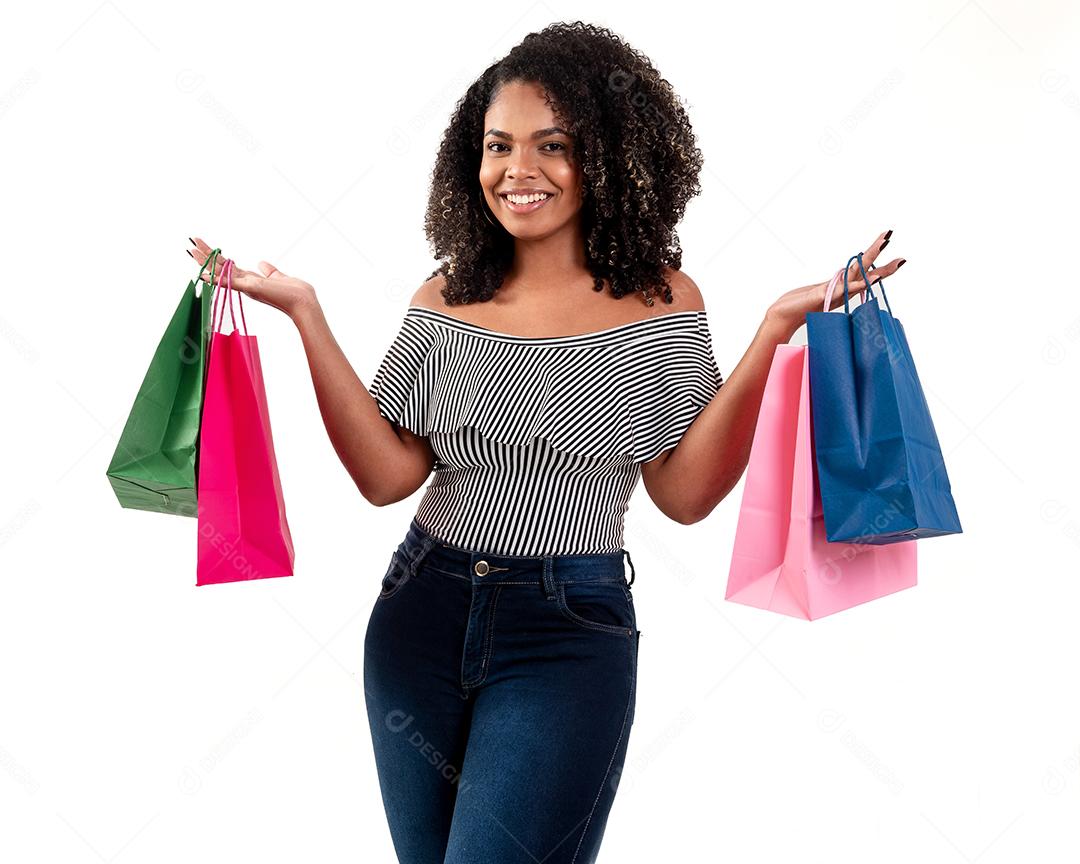 Fotografia de estúdio de jovem elegante sorrindo com sacolas de compras contra fundo branco