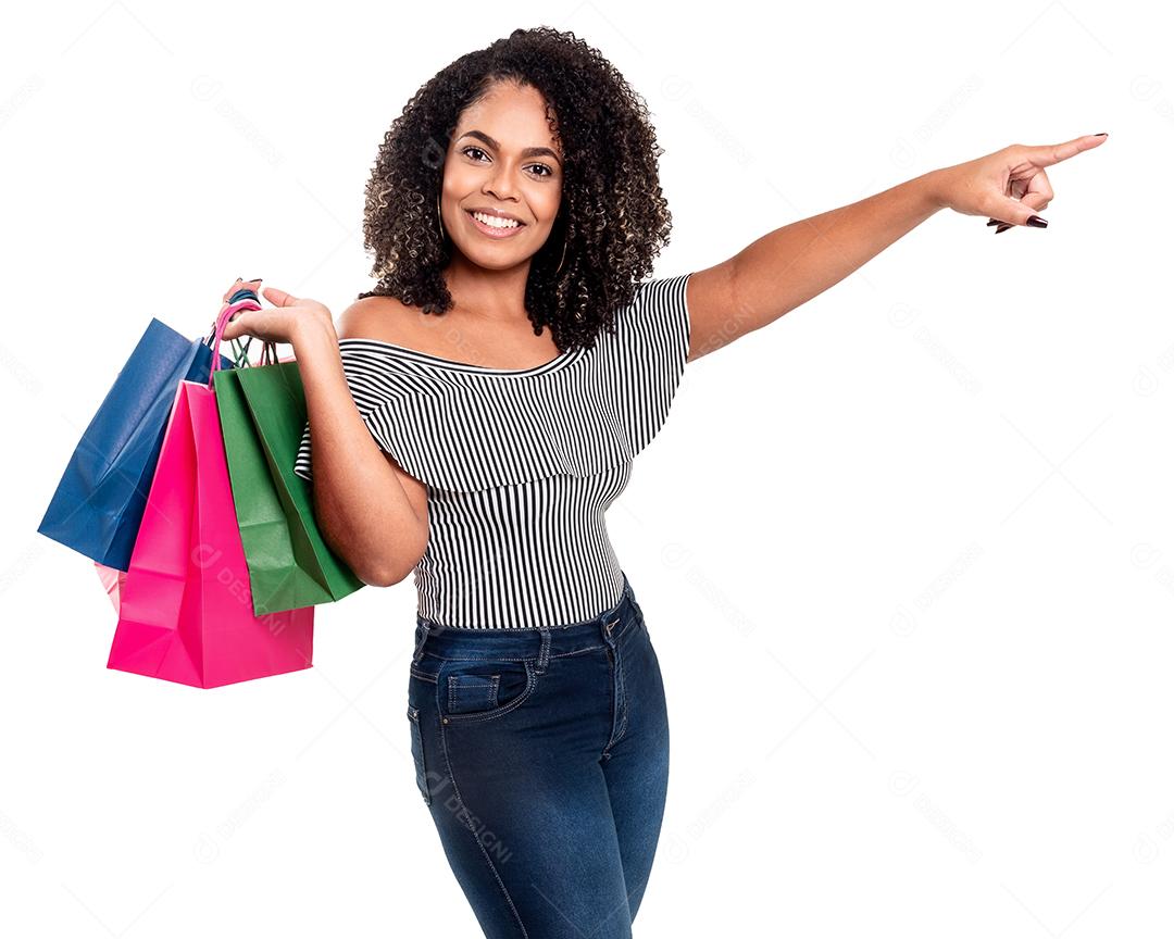 Fotografia de estúdio de jovem elegante sorrindo com sacolas de compras contra fundo branco