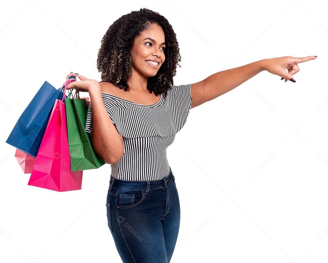 Fotografia de estúdio de jovem elegante sorrindo com sacolas de compras contra fundo branco