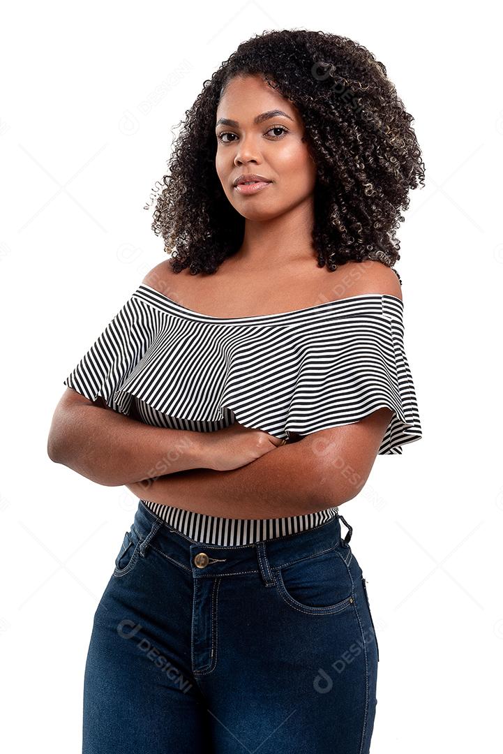 Fotografia de estúdio de jovem e elegante mulher negra sorrindo isolado