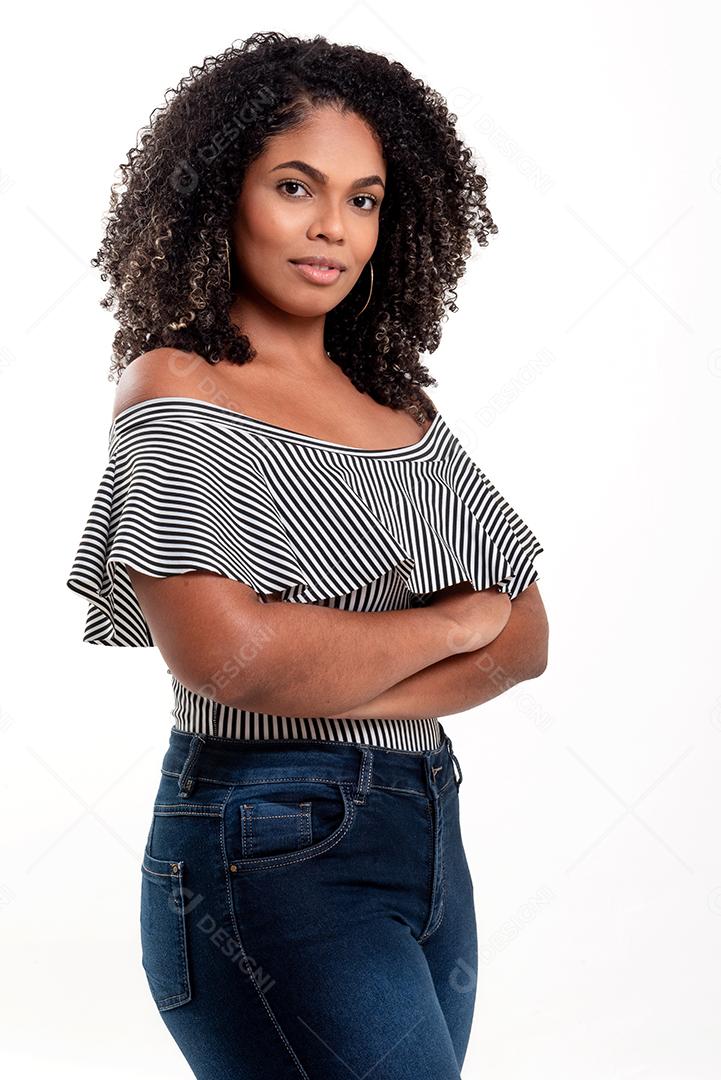 Fotografia de estúdio de jovem e elegante mulher negra sorrindo isolado