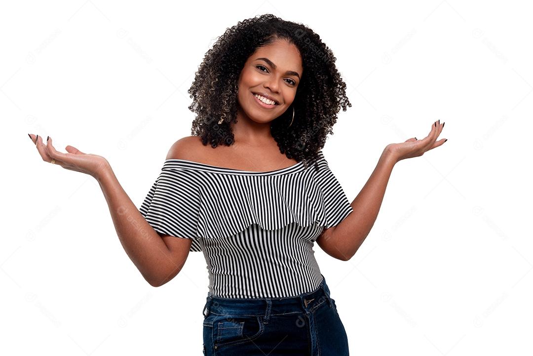 Fotografia de estúdio de jovem e elegante mulher negra sorrindo isolado