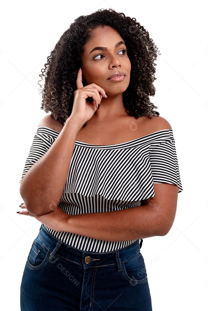 Fotografia de estúdio de jovem e elegante mulher negra sorrindo isolado