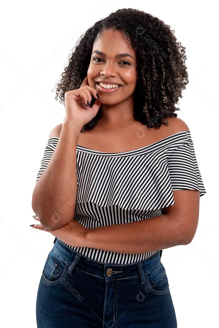 Fotografia de estúdio de jovem e elegante mulher negra sorrindo isolado