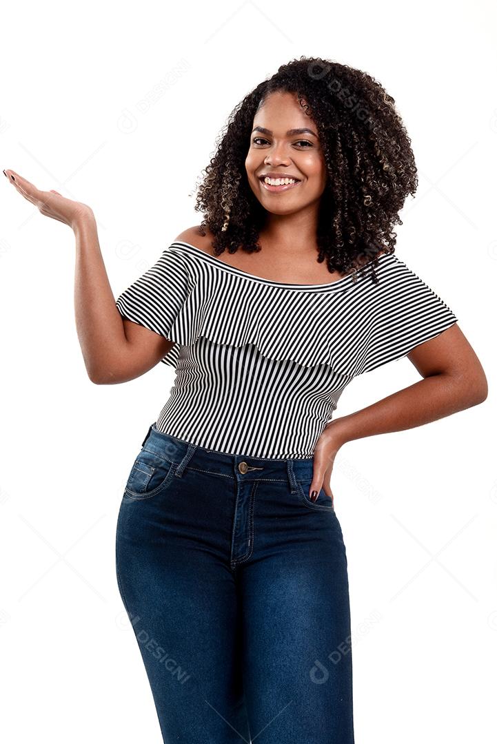 Fotografia de estúdio de jovem e elegante mulher negra sorrindo isolado