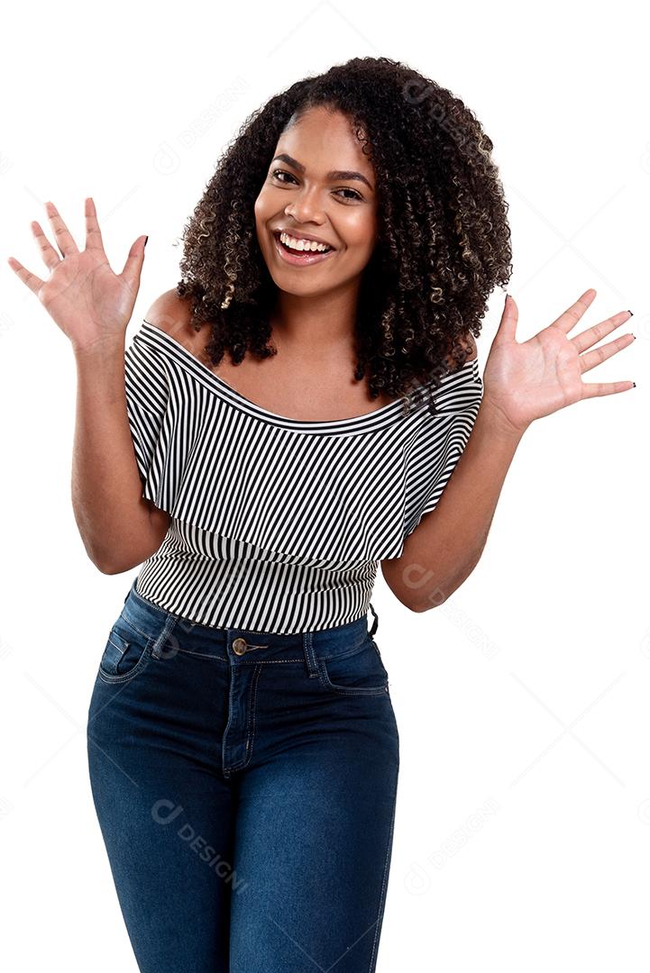 Fotografia de estúdio de jovem e elegante mulher negra sorrindo isolado