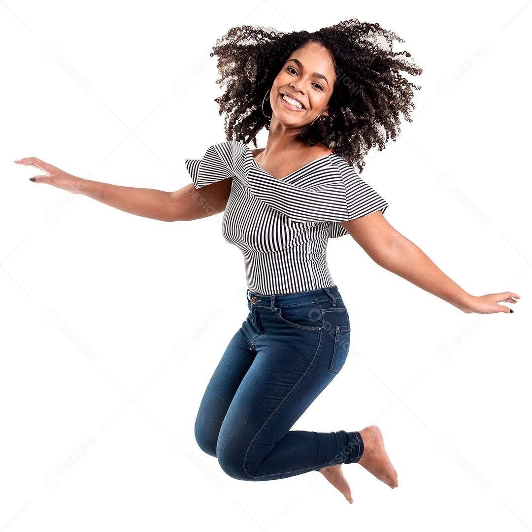 Fotografia de estúdio de jovem e elegante mulher negra sorrindo isolado