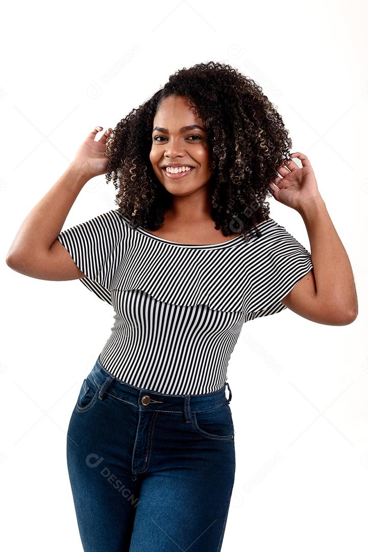 Fotografia de estúdio de jovem e elegante mulher negra sorrindo isolado