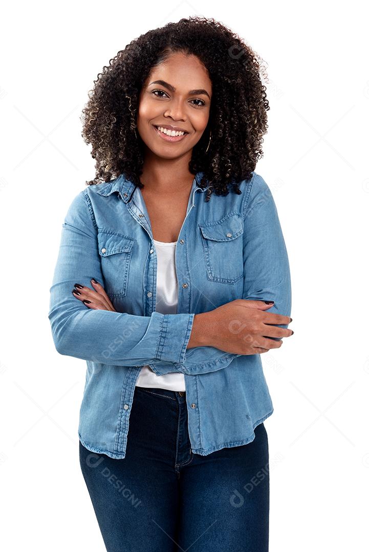 Fotografia de estúdio de jovem e elegante mulher negra sorrindo isolado