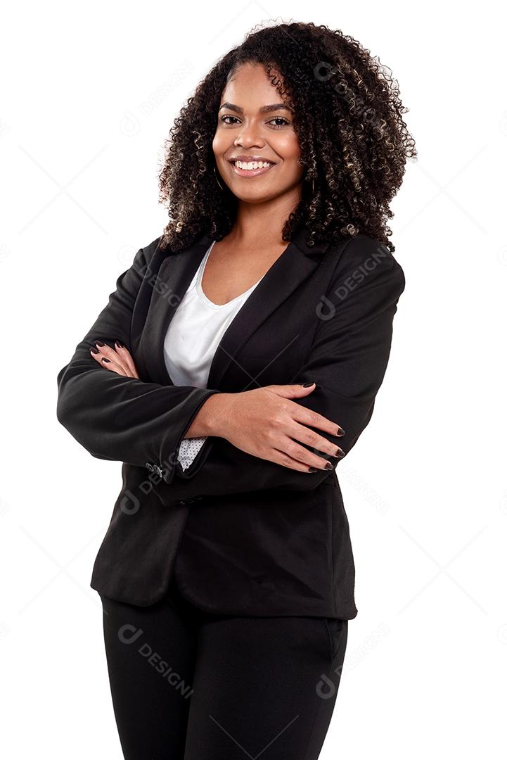 Fotografia de estúdio de jovem e elegante mulher negra sorrindo isolado