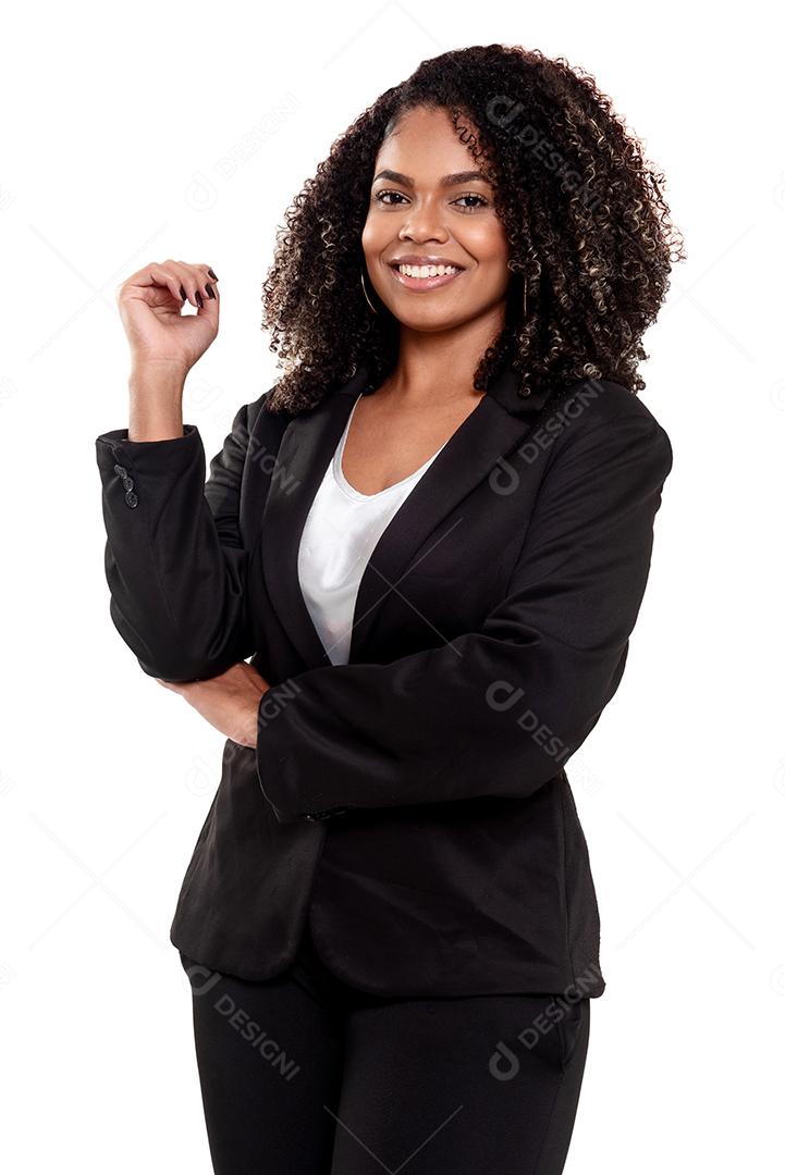 Fotografia de estúdio de jovem e elegante mulher negra sorrindo isolado