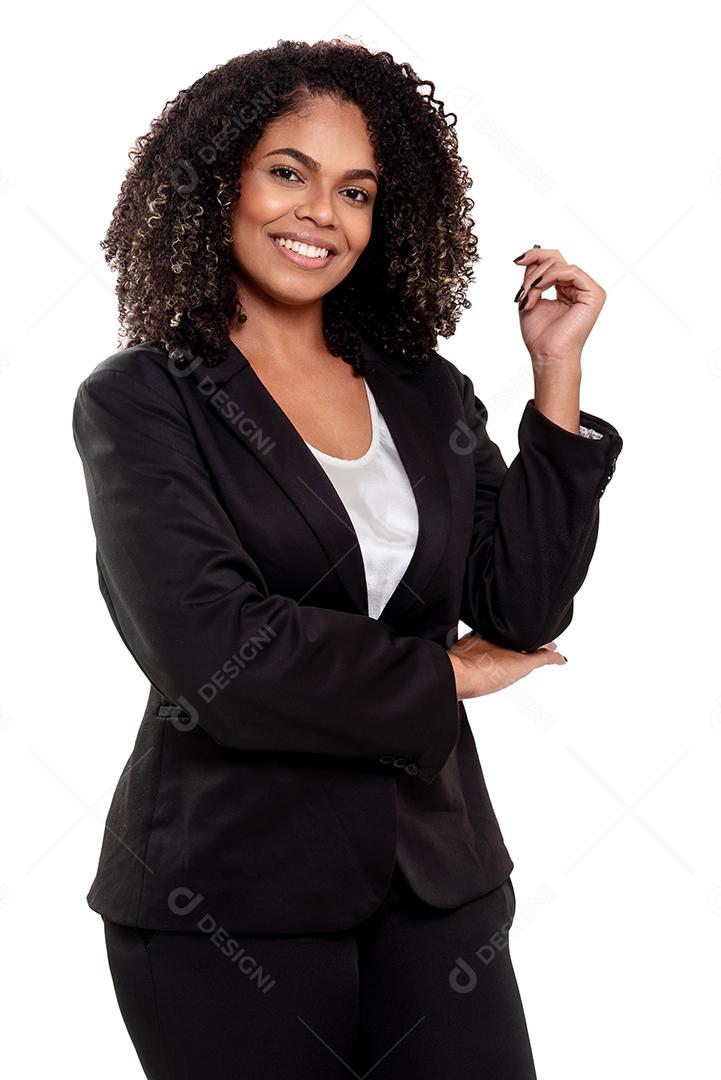 Fotografia de estúdio de mulher negra jovem e elegante sorrindo