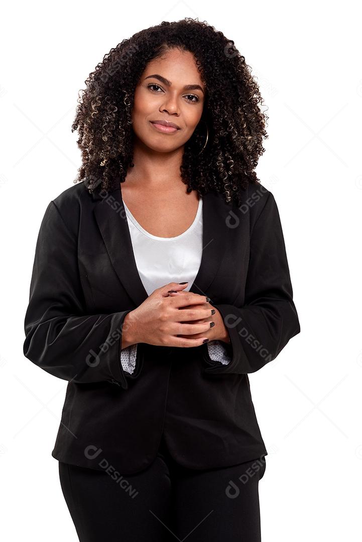 Fotografia de estúdio de jovem e elegante mulher negra sorrindo isolado