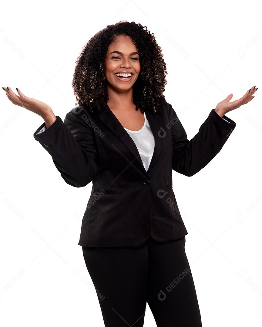 Fotografia de estúdio de jovem e elegante mulher negra sorrindo isolado