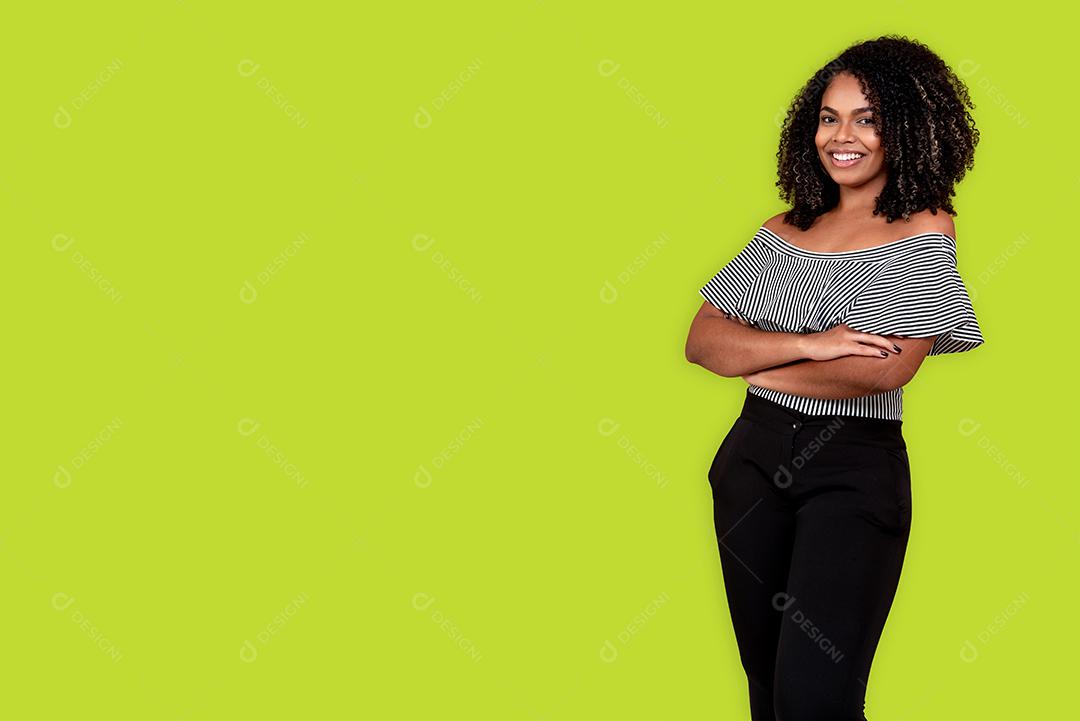 Mulher negra jovem e feliz isolada em um fundo verde verão