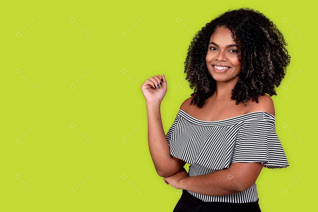 Mulher negra jovem e feliz isolada em um fundo verde verão