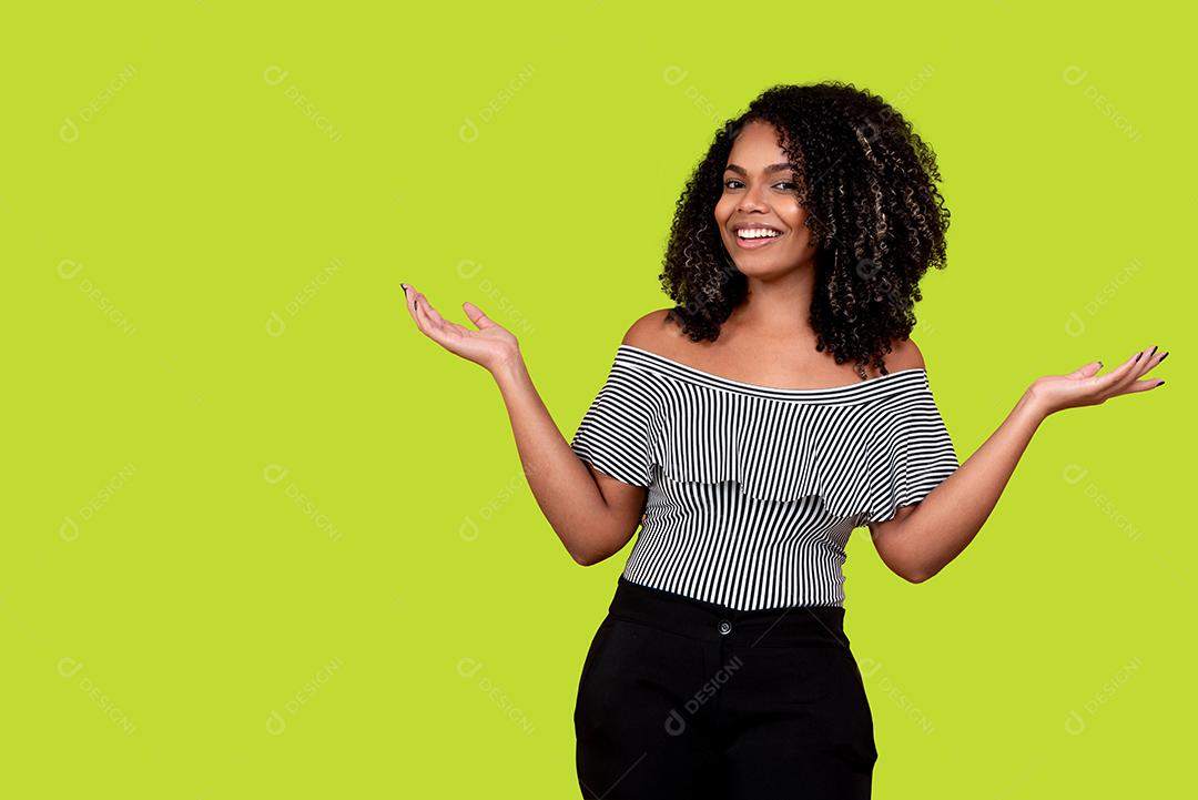 Mulher negra jovem e feliz isolada em um fundo verde verão
