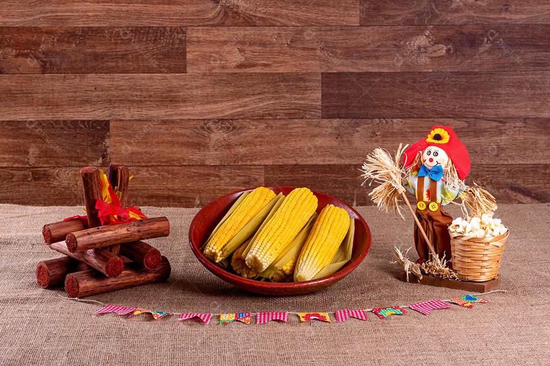 Festa brasileira de junho. Comidas típicas do festival de junho, milho cozido, bolo de milho, pipoca, brócolis, paçoca, jenipapo e amendoim