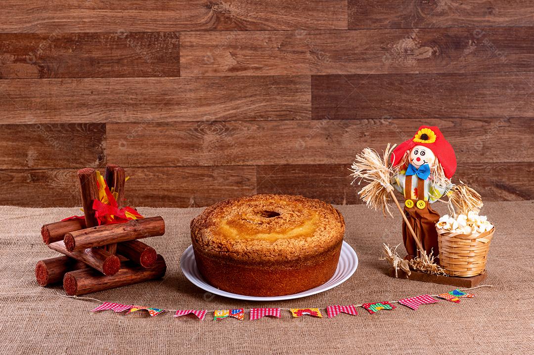 Festa brasileira de junho. Comidas típicas do festival de junho, milho cozido, bolo de milho, pipoca, brócolis, paçoca, jenipapo e amendoim